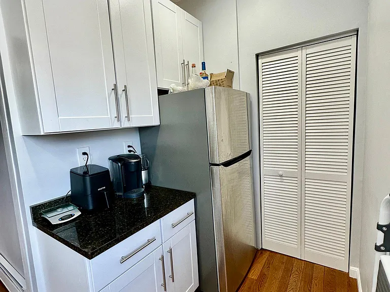 460 E 7th St #3 — Photo 4