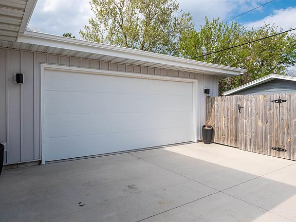 5th image of 2605 W Richwoods Blvd