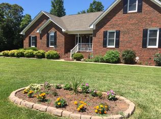 2015 Royce Dr, Mebane, NC 27302