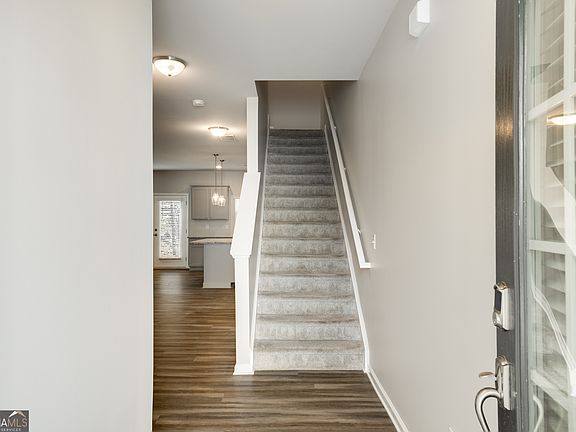 4th image of 18 Laurel Dr E