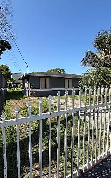 2508 Superior St — Photo 2