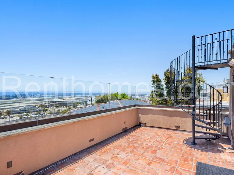 2940 Columbia St — Photo 53