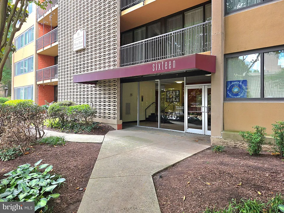 16 S Van Dorn St #101