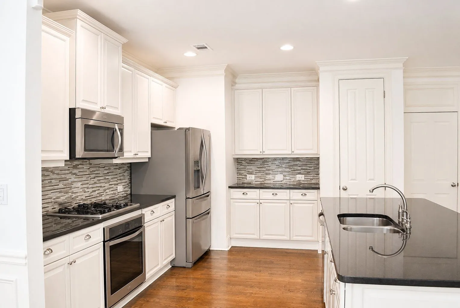 4 bed, 3.5 bath, 2670 sqft, $3,300 — Photo 4