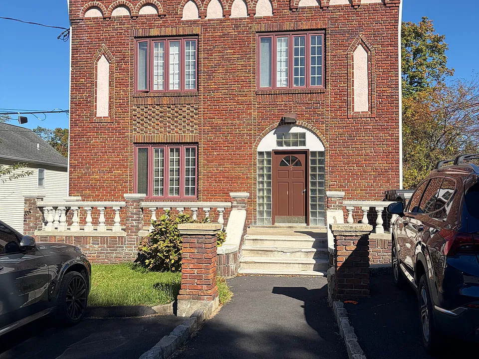 25 Entrance Way #2