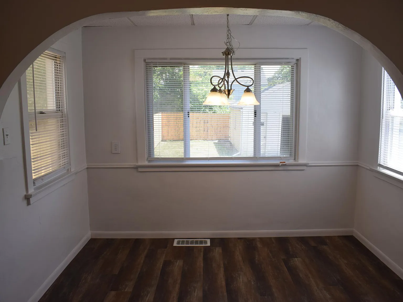 559 Bronx Dr — Photo 3