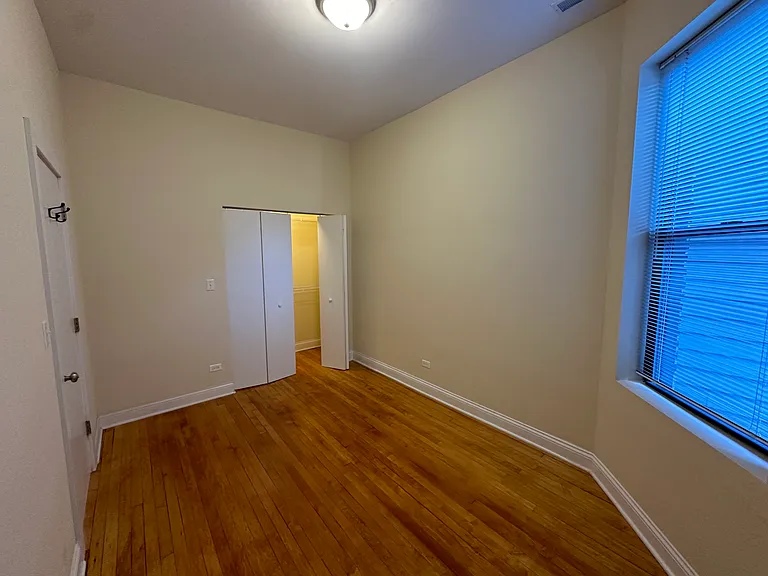 2159 W Belle Plaine Ave — Photo 9