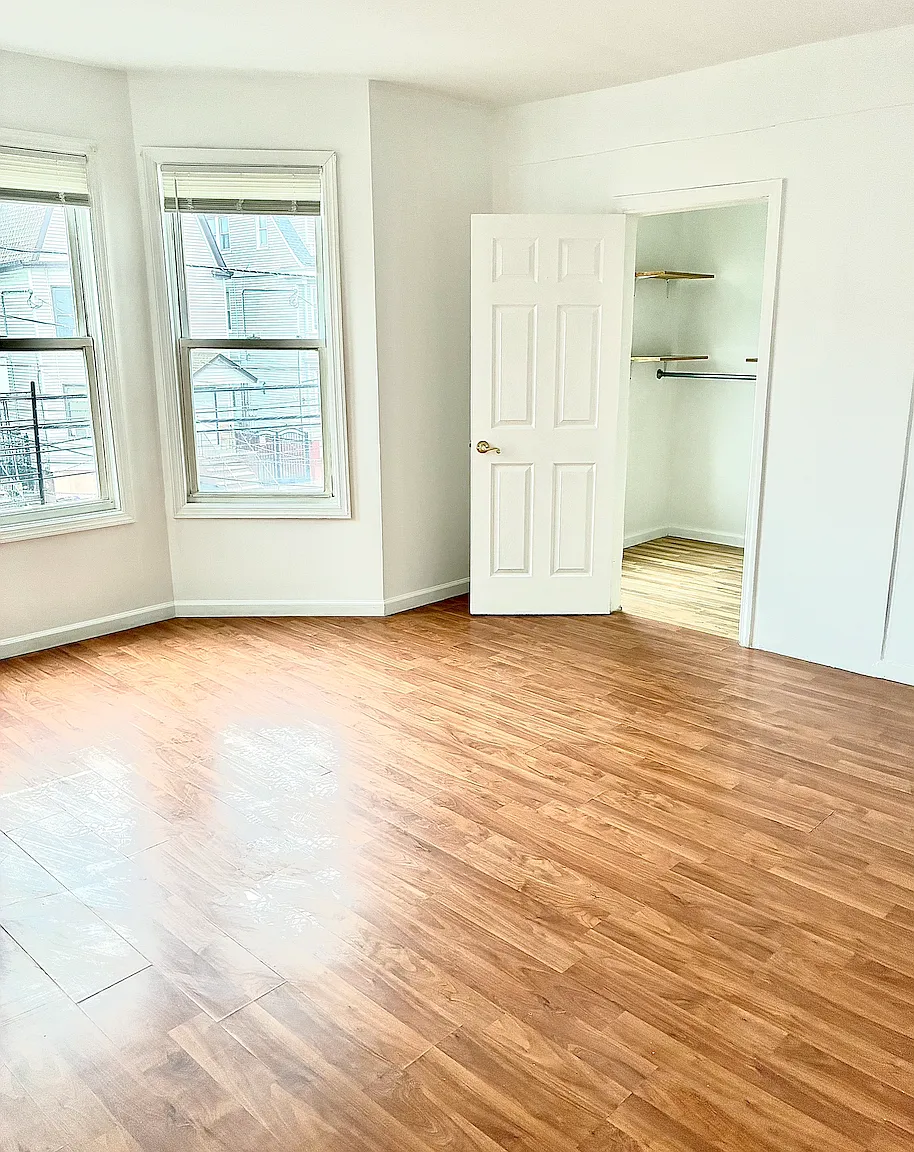 3 bed, 1200 sqft, $2,100 — Photo 3
