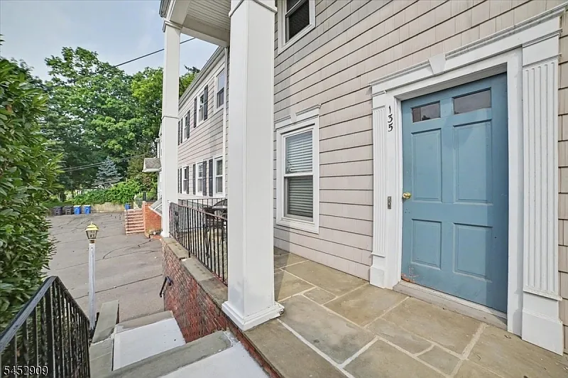 3 bed, 1.0 bath, $2,500 — Photo 4