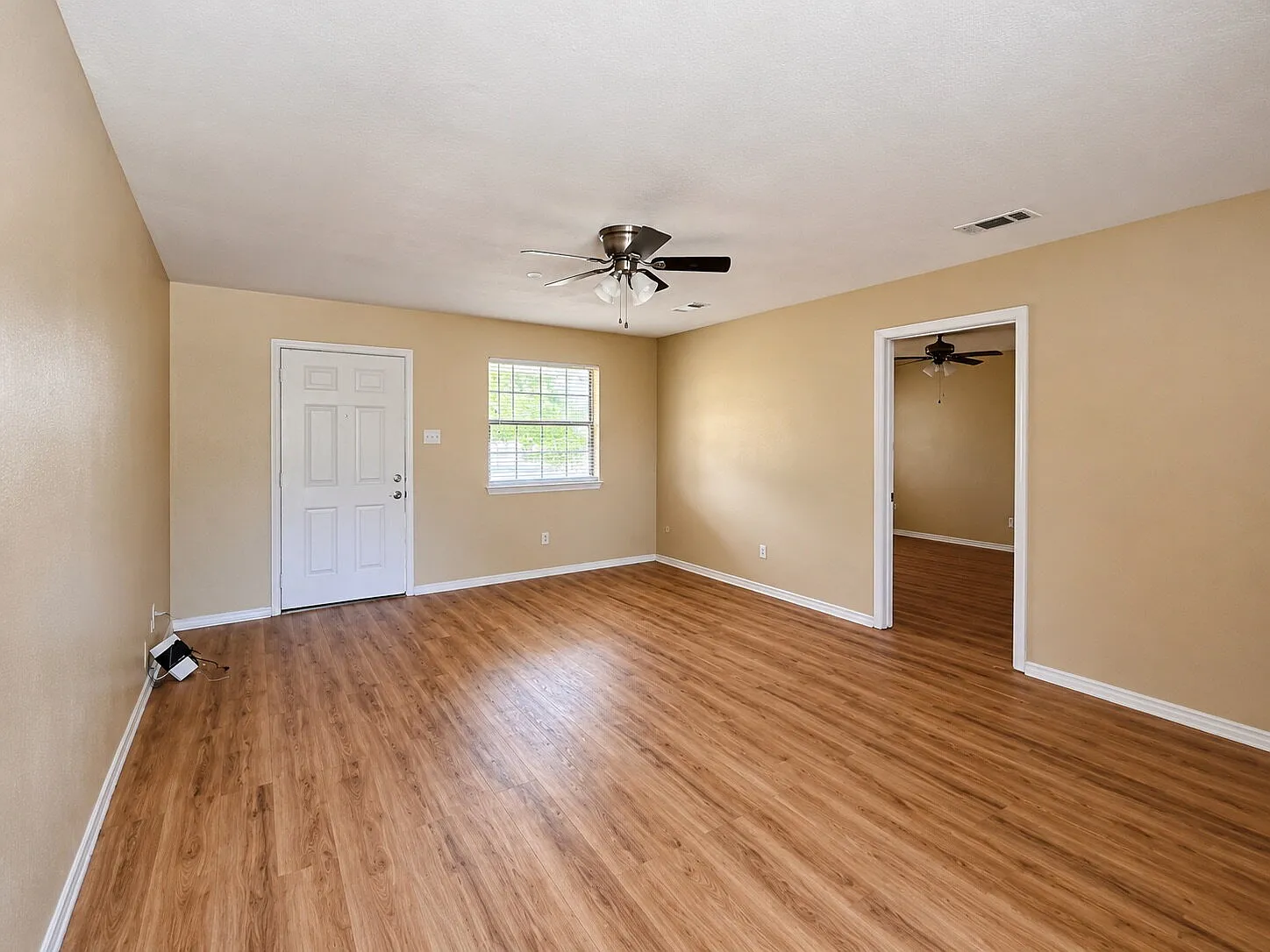 3 bed, 2.0 bath, 1353 sqft, $1,595 — Photo 3