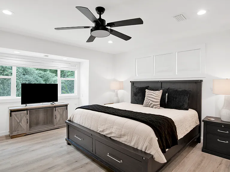 California King bed w memeory foam topper. 4k Roku tv
