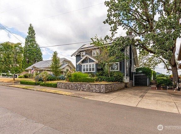 3rd image of 909 Center Street