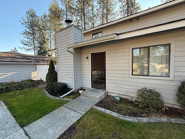 623 E Whispering Pines Ln — Photo 2