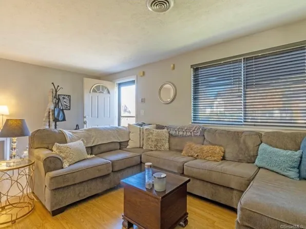 1 Coronado Dr, Newington, CT 06111