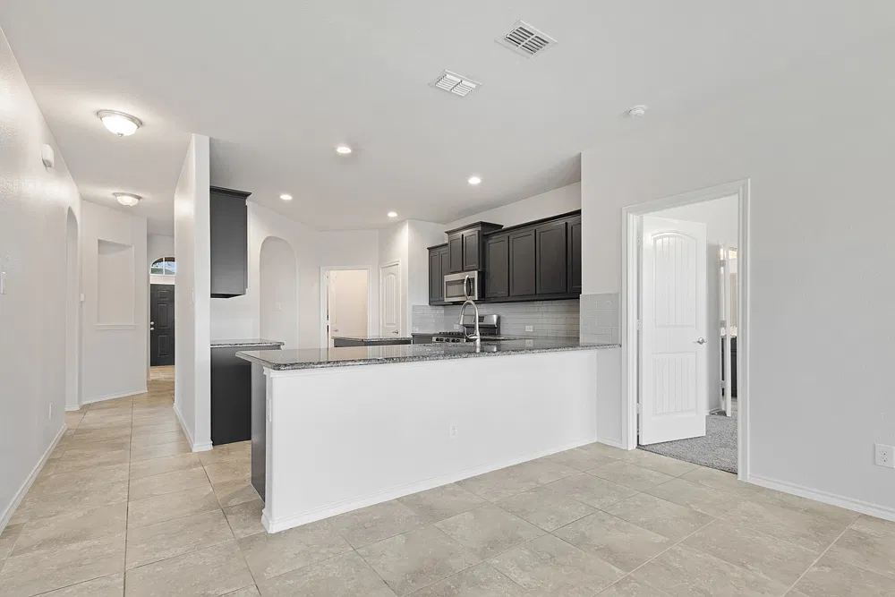 3 bed, 2517 sqft, $2,700 — Photo 4