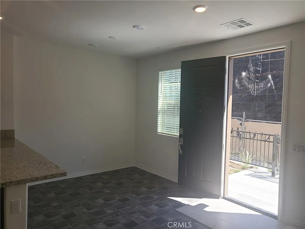 3 bed, 2.5 bath, 1408 sqft, $2,950 — Photo 4
