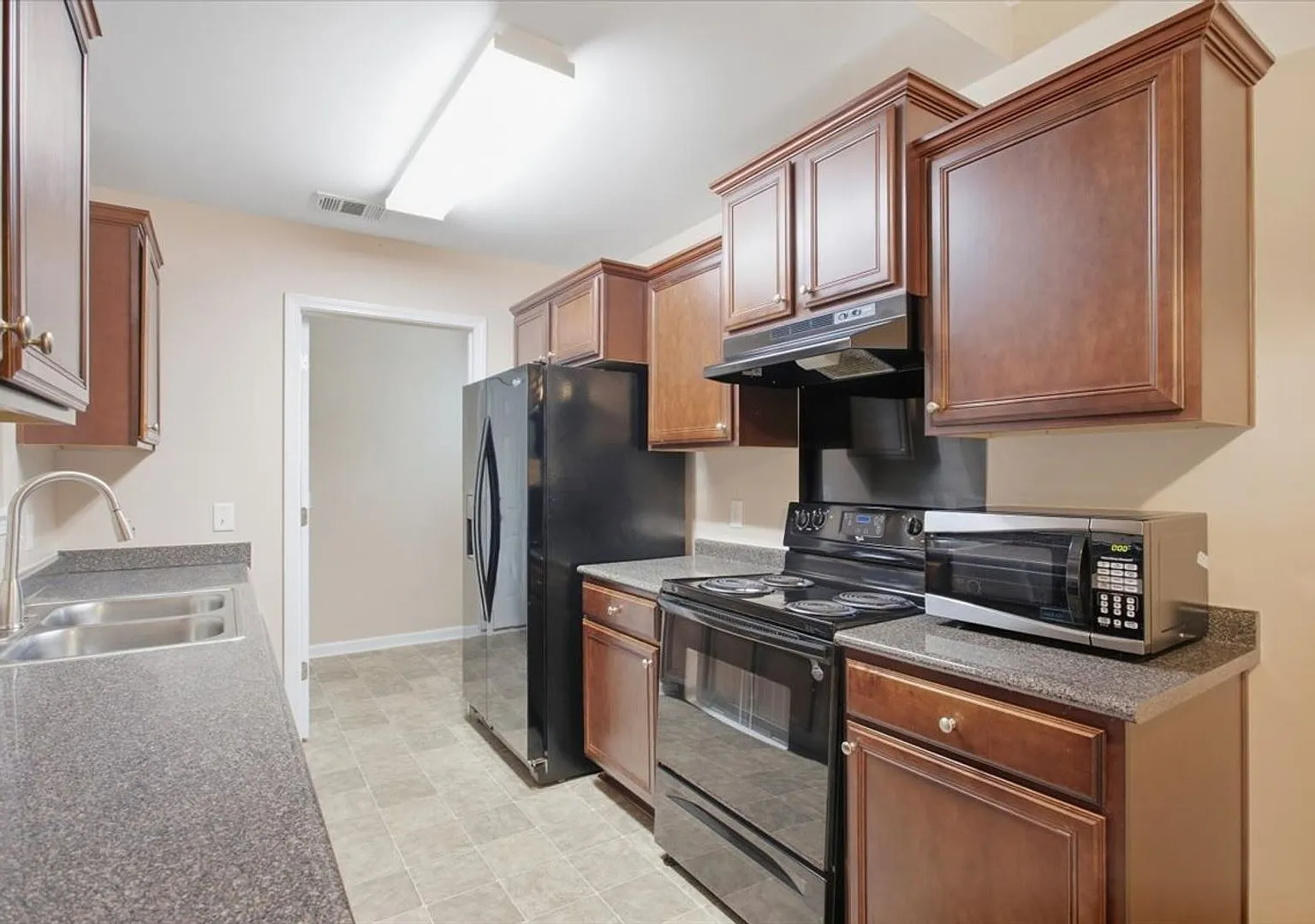 Spacious 3BR-2BA Pet-Friendly Home - Single-Story Living - Convenient Savannah Location — Photo 4
