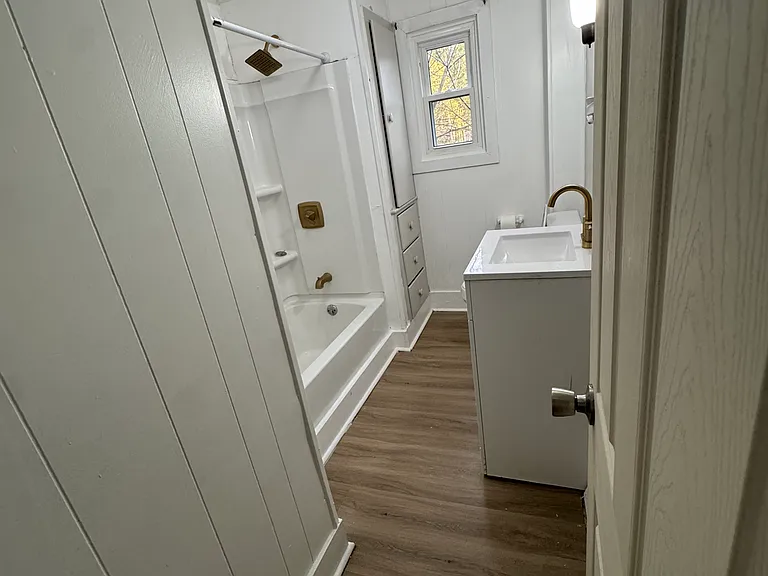 37 E Court St #1/2 — Photo 16