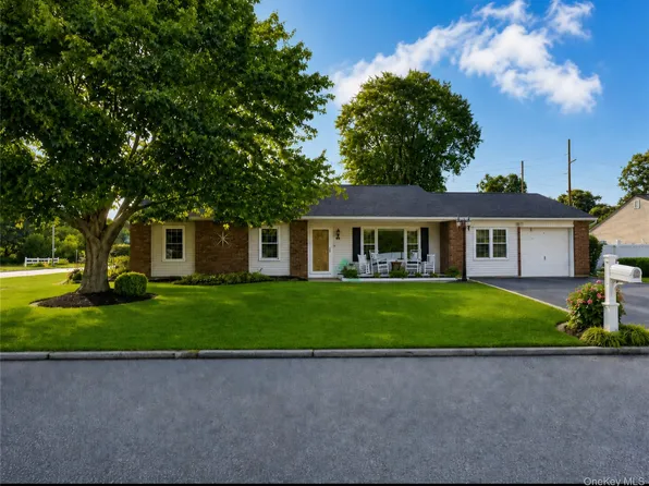 92 Sequoia Way, Holbrook, NY 11741