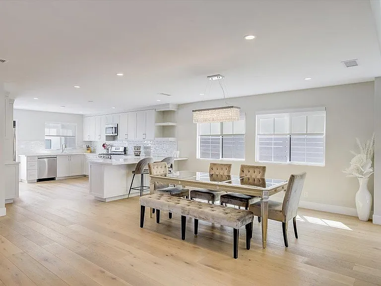 1832 S Redondo Blvd — Photo 6