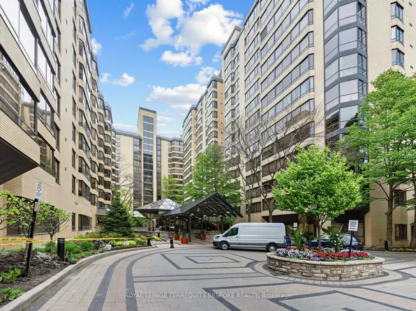 211 Saint Patrick St #406, Toronto, ON M5T 2Y9