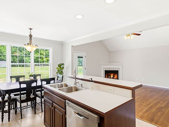5th image of 115 Linda Ln