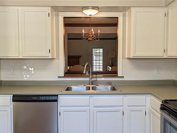 3rd image of 9 Riverview Ct