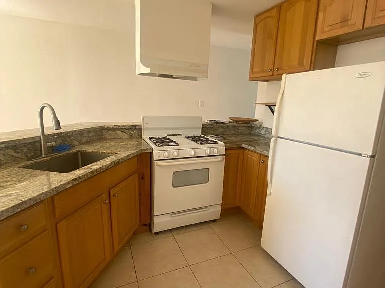 1030 York St — Photo 14