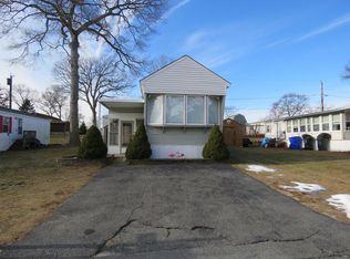 28 Daisy Ave, Taunton, MA 02780