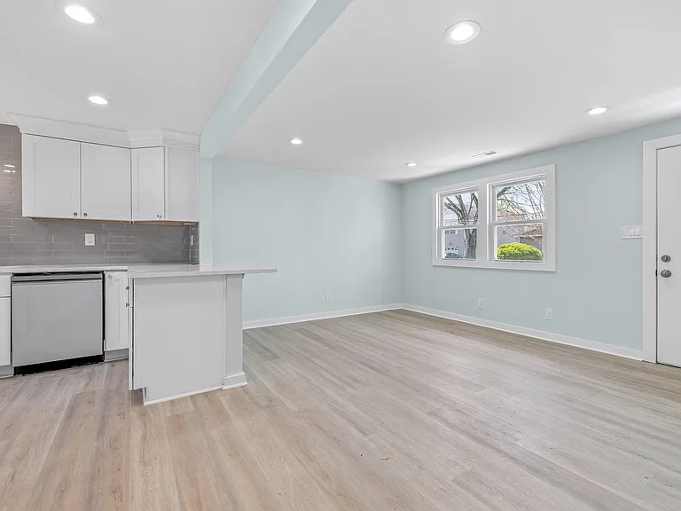 4268 Lee Ave — Photo 6