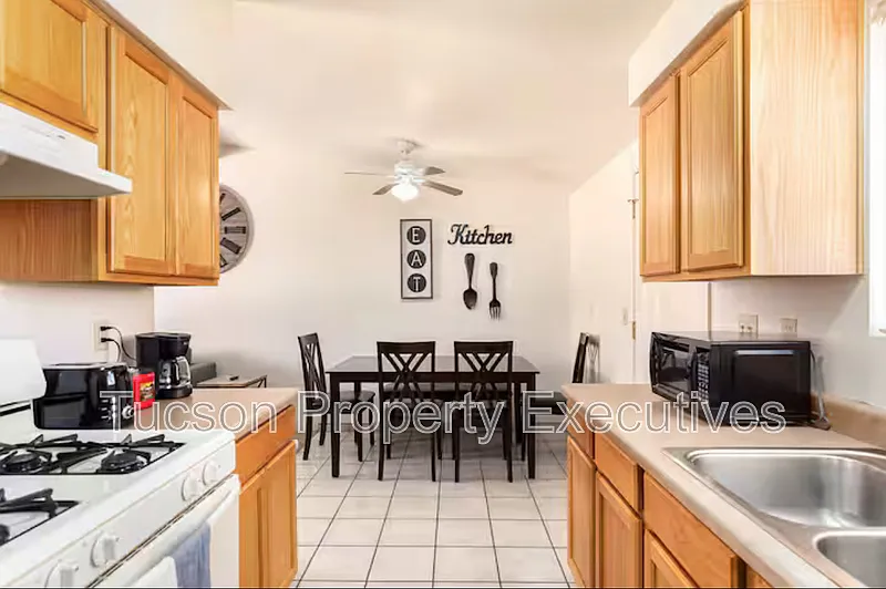2 bed, 1.0 bath, 1000 sqft, $1,300 — Photo 1