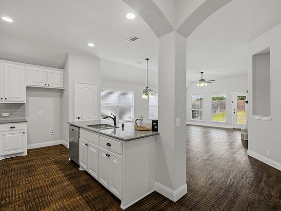 5th image of 2115 Victoria Ln