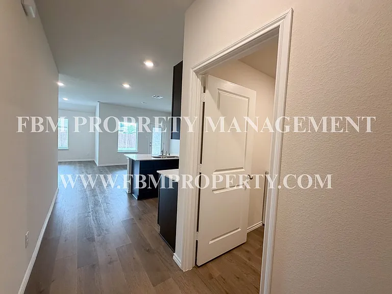 329 Thoroughbred St — Photo 4