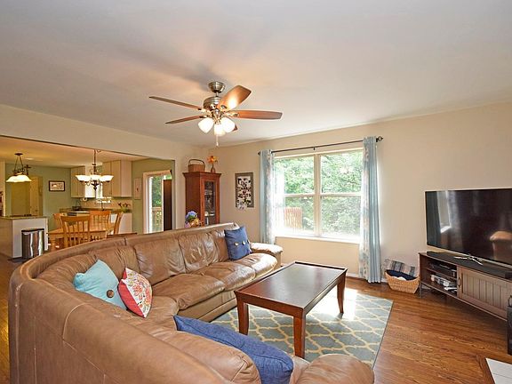 4th image of 218 W Stoneridge Dr