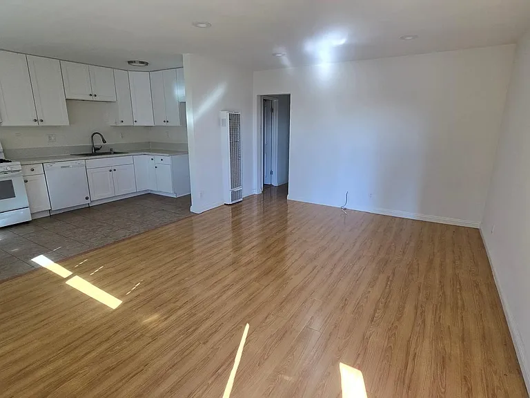 Coral Reef Apartments — Photo 11