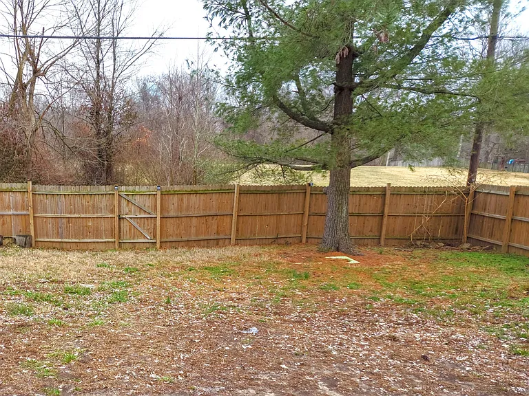1013 W Willow St — Photo 4