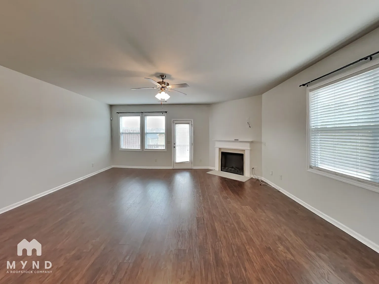 3 bed, 3.5 bath, 2100 sqft, $2,349 — Photo 2