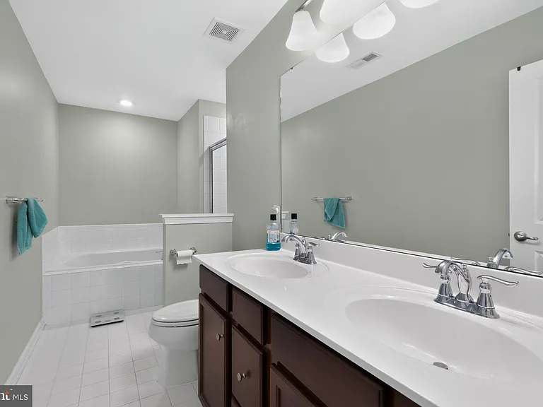 1551 Emily Ct — Photo 23