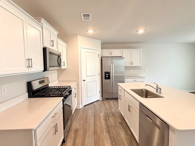 1425 Slades St — Photo 9