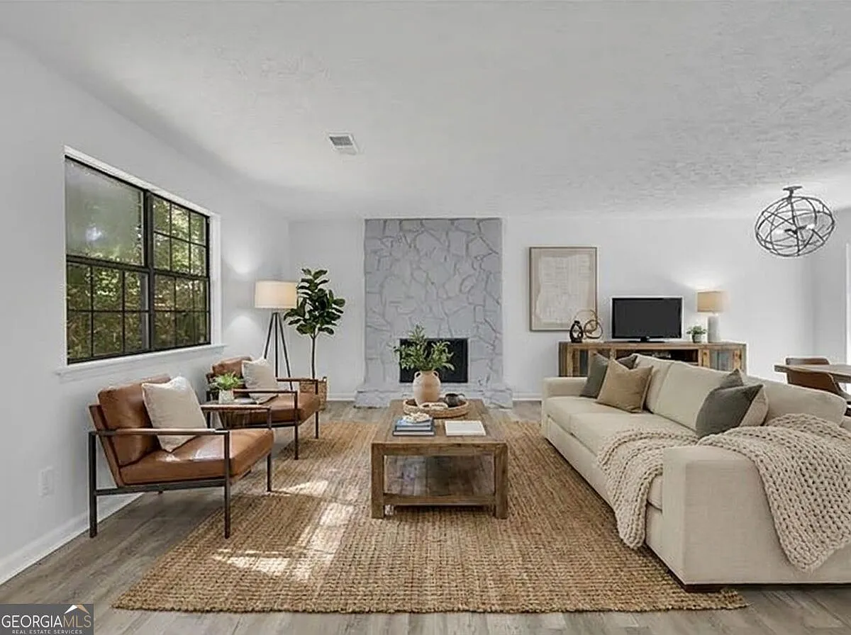 4 bed, 2.5 bath, 1824 sqft, $1,995 — Photo 3