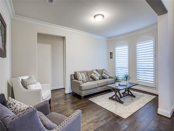 5th image of 4810 Comstock Way