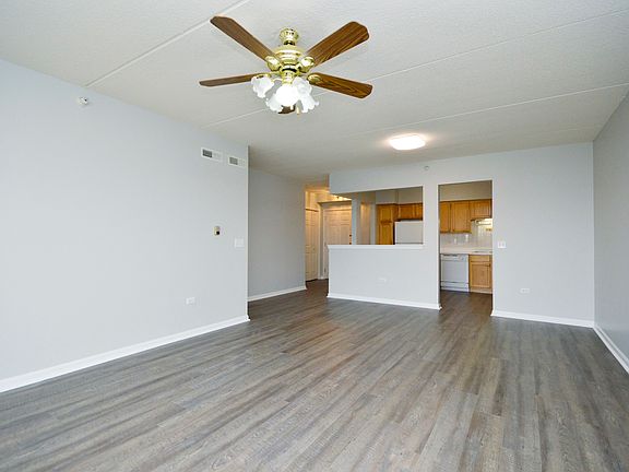 5th image of 7400 N Lincoln Ave #408