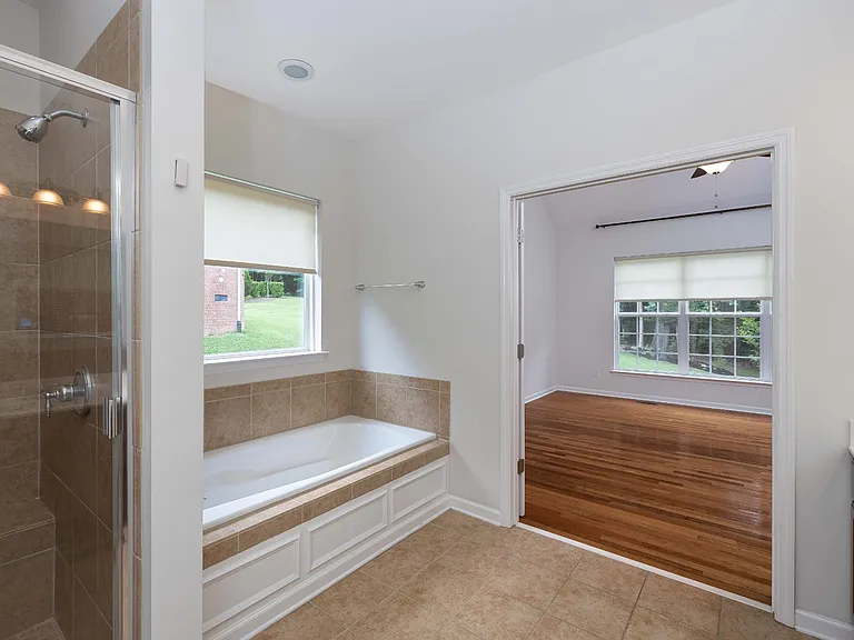 1204 Beech Hollow Dr — Photo 16