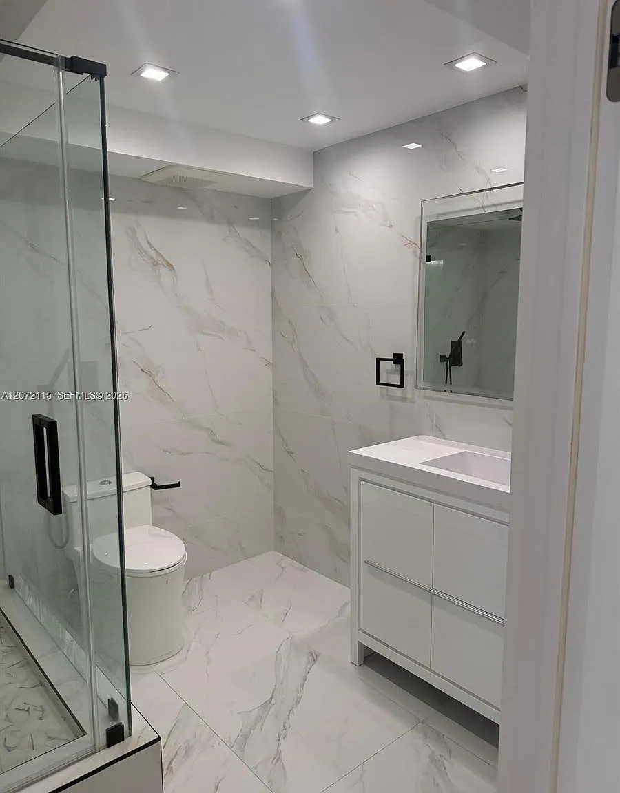 Winston Towers 200 Condo — Photo 3