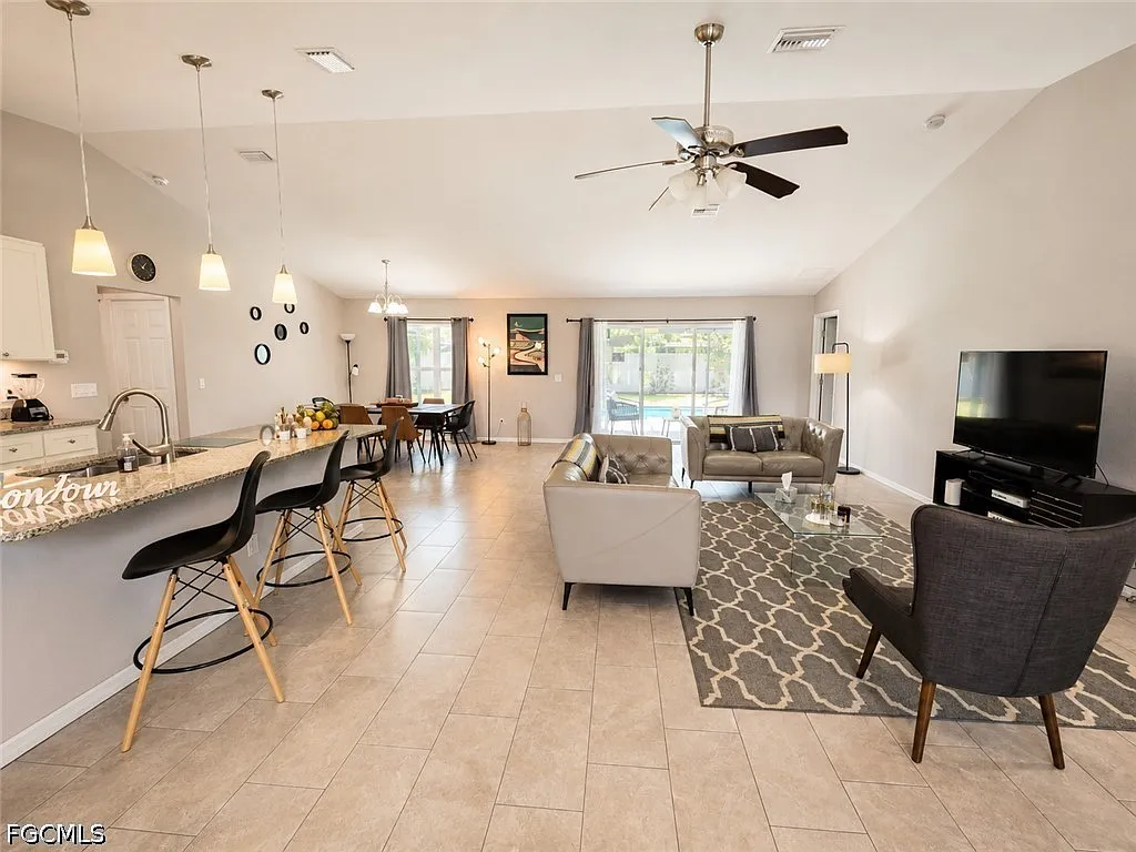 3 bed, 2.0 bath, 1677 sqft, $3,100 — Photo 3