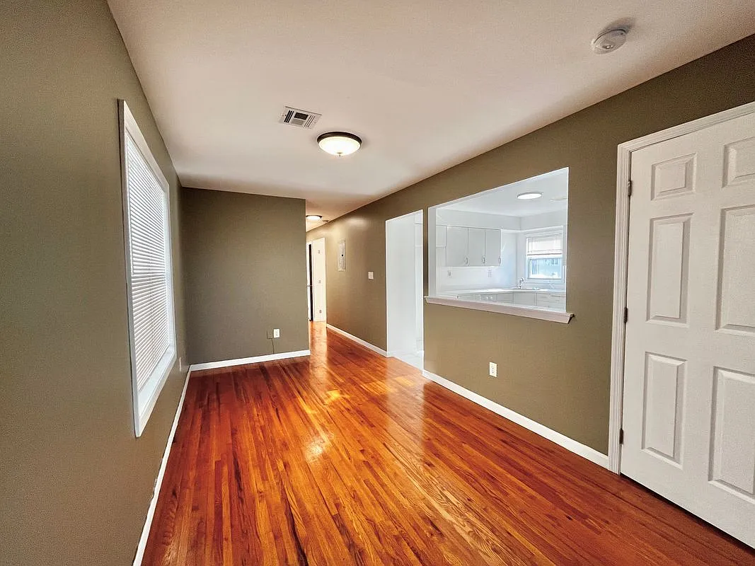3 bed, 2.0 bath, 1400 sqft, $3,000 — Photo 4