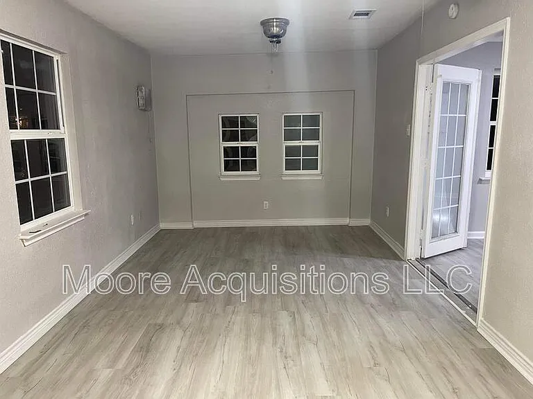 302 E Kansas St — Photo 6