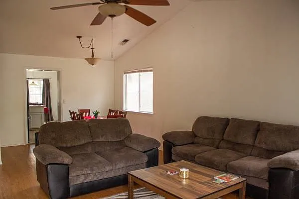 4 bed, 1590 sqft, $2,550 — Photo 4