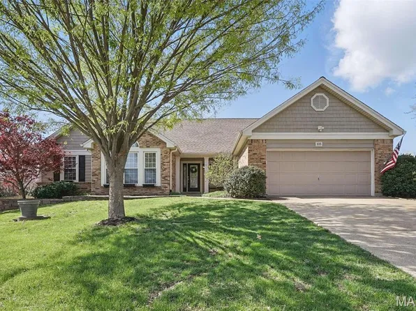 105 Foxtail Dr, Saint Charles, MO 63303
