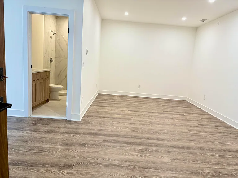 581 Middlesex Ave #3 — Photo 11